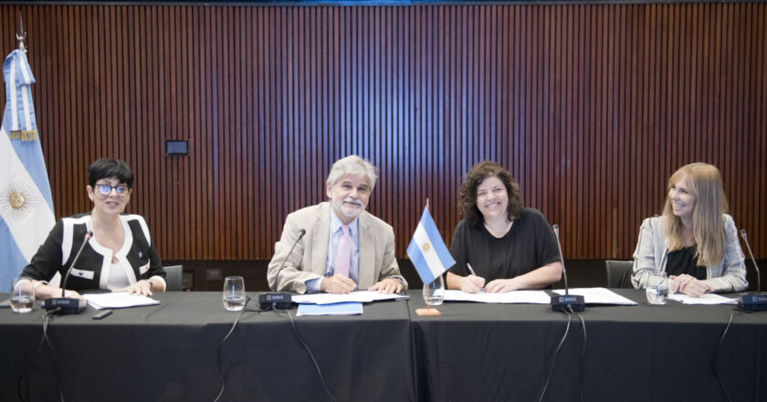 Filmus y Vizzotti firmaron el primer convenio marco interministerial entre Ciencia y Salud
