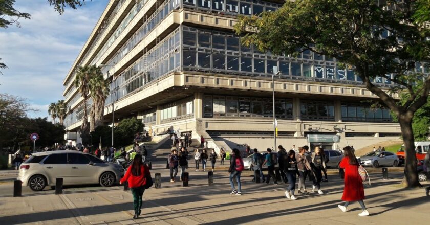 Fuerte caída de los inscriptos para estudiar en la UBA: Sociales, Derecho y Medicina, las facultades más afectadas