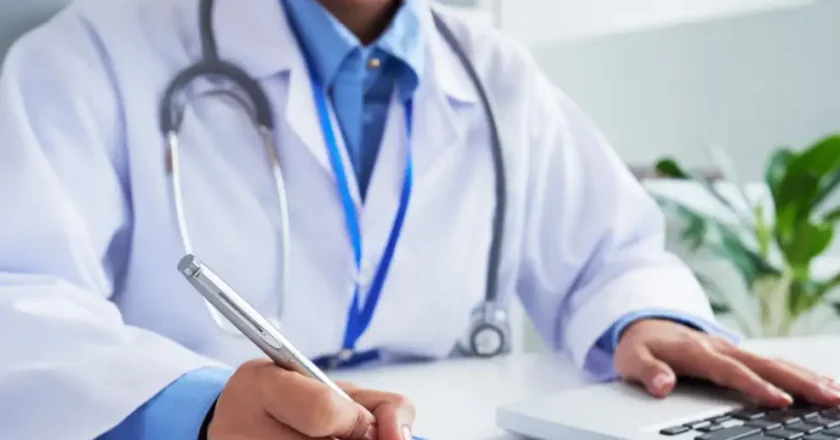 De qué forma la inteligencia artificial revoluciona y beneficia la práctica de la medicina. La inteligencia artificial fue instalándose, de a poco, en diferentes sectores de nuestras vidas.