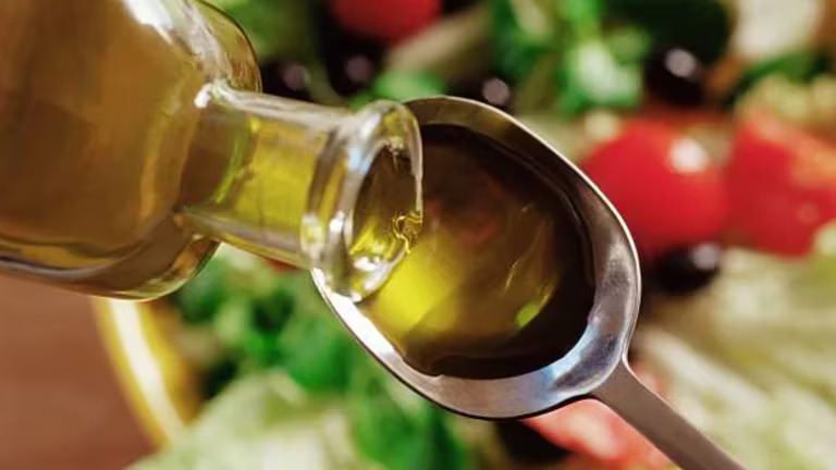 Beber aceite de oliva: ¿elixir de salud y belleza o moda efímera entre famosos?