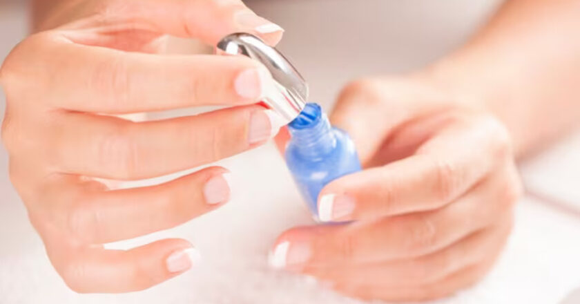 Agregar vinagre al esmalte de uñas, un truco económico para alargar la duración de tu manicura