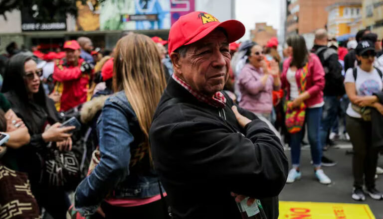 Cambia la atención en salud de los maestros en Colombia: ahora necesitarán autorización para ser atendidos en los centros médicos y para reclamar medicamentos