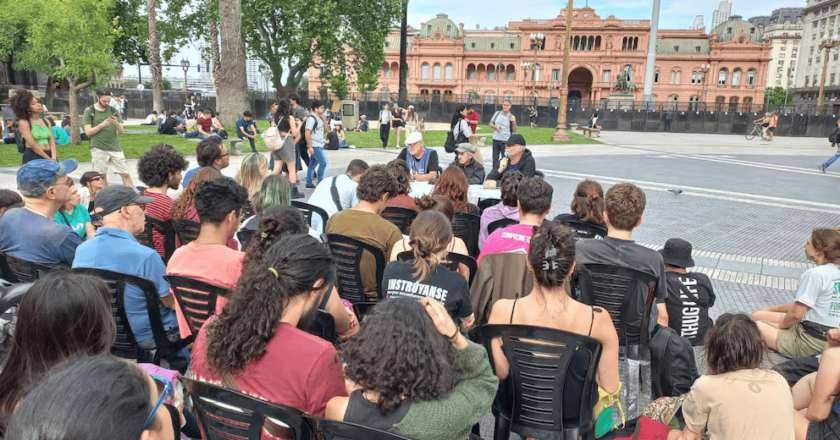 Trabajadores de la salud y de las universidades protestaron en Plaza de Mayo contra los recortes del Gobierno