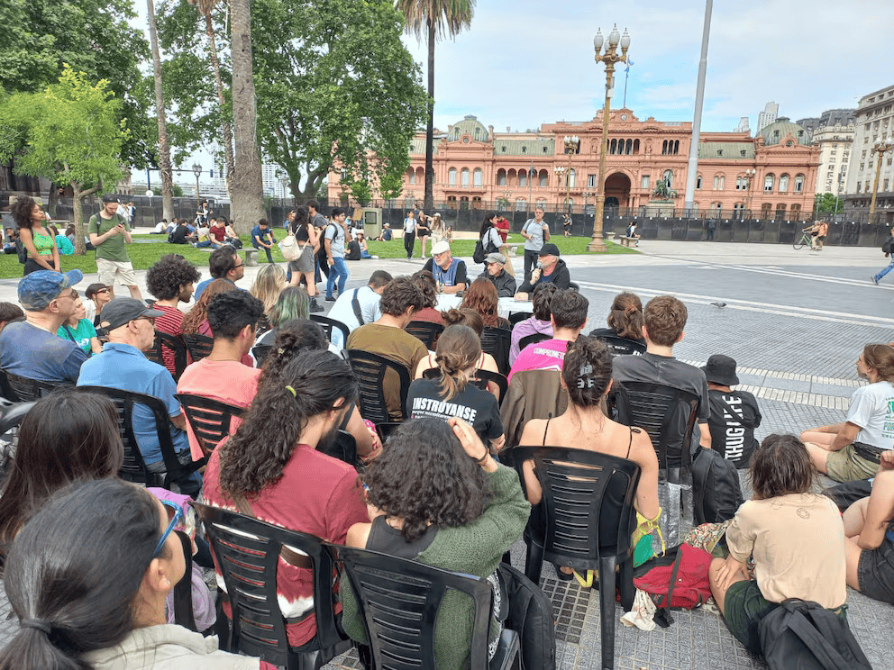Trabajadores de la salud y de las universidades protestaron en Plaza de Mayo contra los recortes del Gobierno