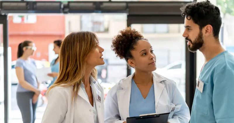 Por qué tantos jóvenes de América Latina van a Argentina a estudiar Medicina (y la paradoja del éxodo de médicos en el país)