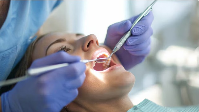 La mala salud bucodental incrementa el riesgo de migrañas y dolor corporal