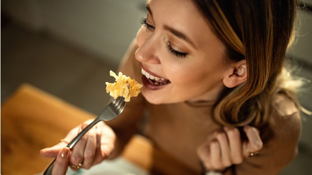 Almuerzo ideal: qué comer y a qué hora, según expertos