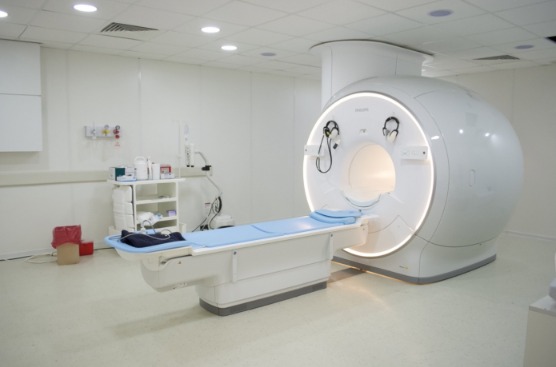 Kreplak inauguró un resonador y entregó equipamiento en el Hospital “Belgrano”