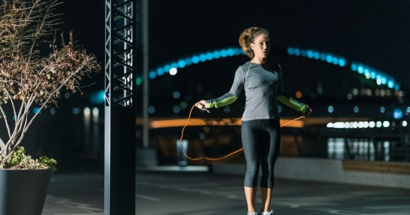 ¿Es malo entrenar de noche? Qué dicen los expertos y cómo puede afectar el sueño
