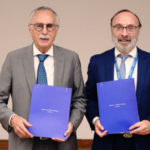 Salud firma un convenio para que las facultades de medicina puedan entregar las matrículas junto con el título de grado