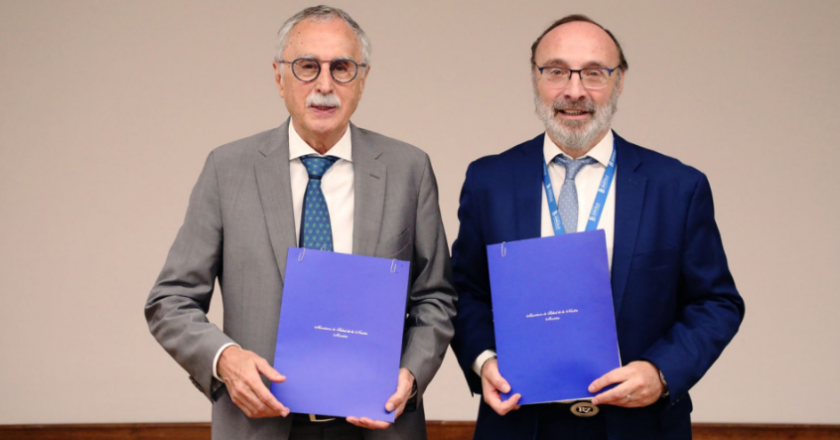 Salud firma un convenio para que las facultades de medicina puedan entregar las matrículas junto con el título de grado